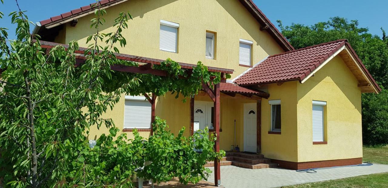 Апартаменти Pataki House Морахалом Екстер'єр фото